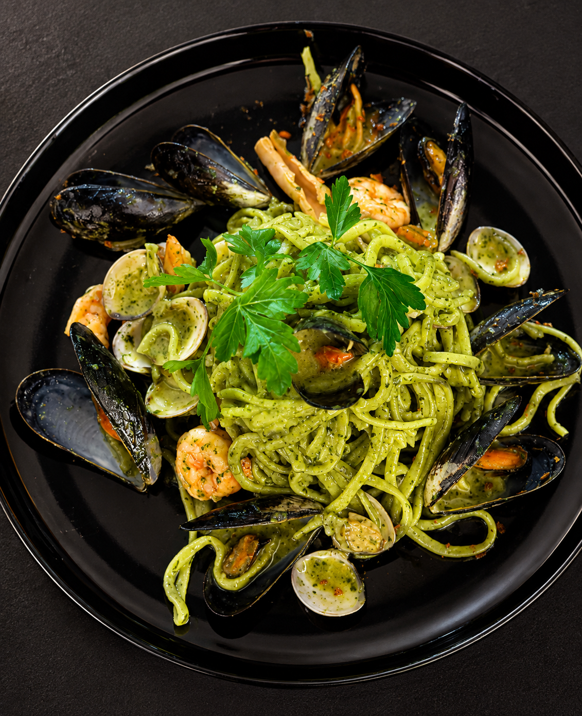 Linguine al pesto ligure con cozze, vongole e gamberi